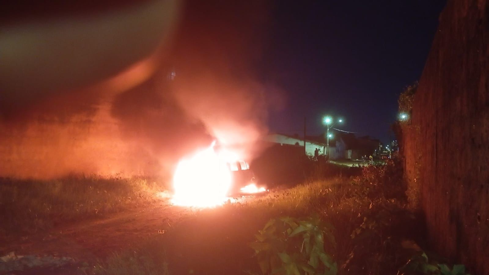Carro de empresa de internet é incendiado por criminosos em Caucaia; caso é o segundo no ano