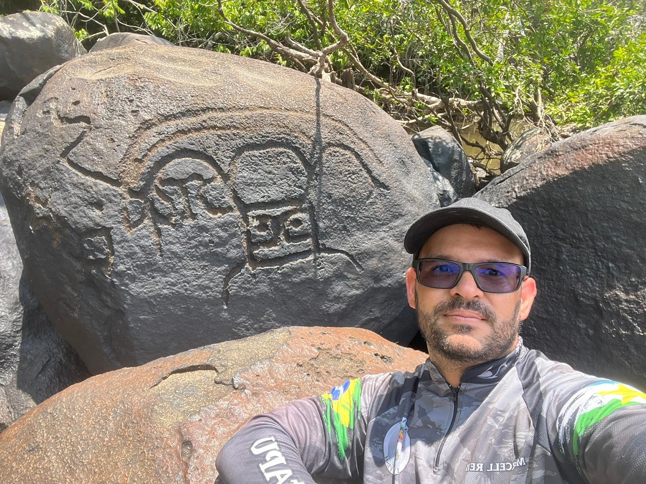 Pescador encontra desenhos rupestres em pedras durante expedição de caiaque no Sul de Roraima