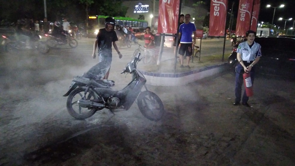 Jovem de 16 anos apaga chamas em moto que havia incendiado em Juazeiro do Norte — Foto: Reprodução