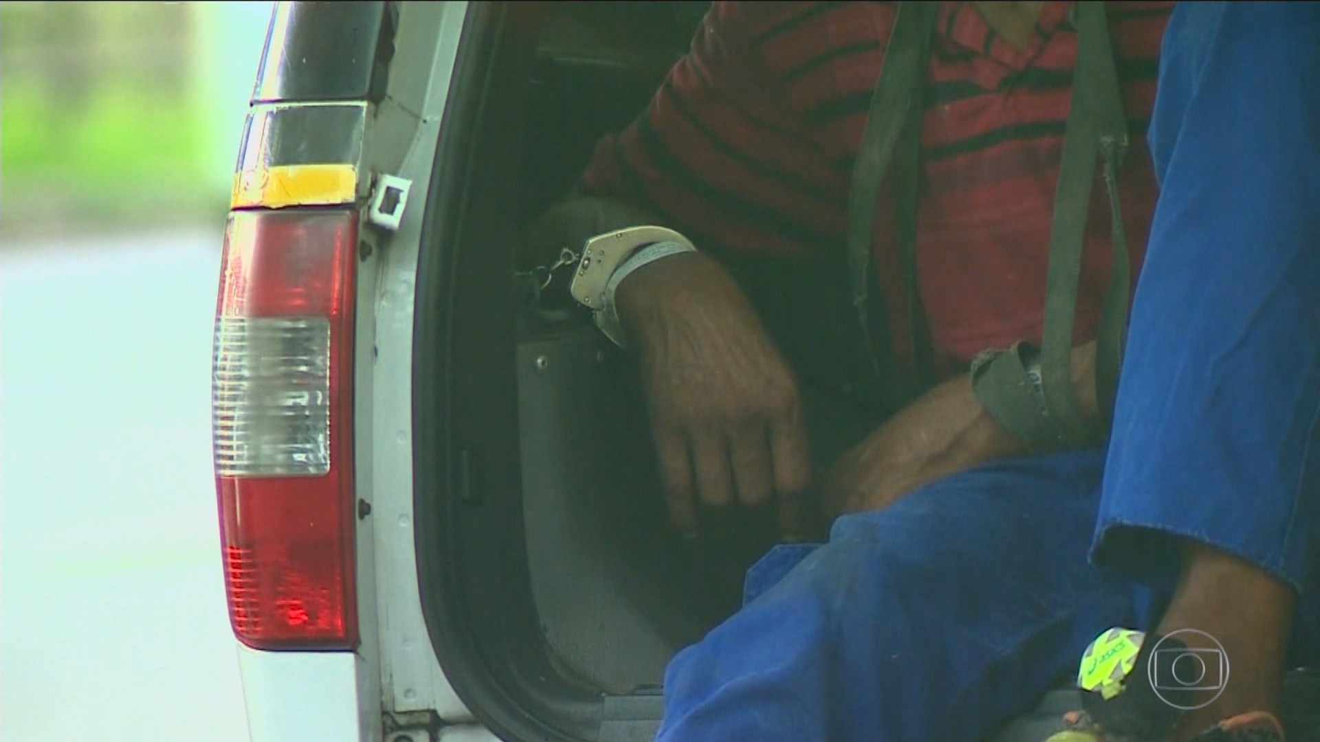 Com sistema sobrecarregado, presos ficam detidos em viaturas estacionadas em frente ao Palácio da Polícia em Porto Alegre