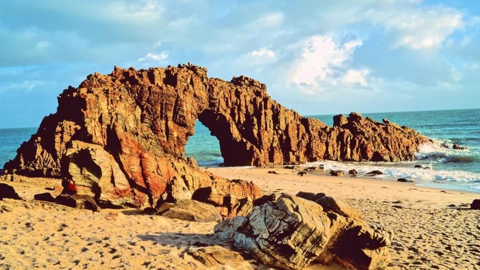 Pedra Furada é atração turística em praia de Jericoacoara (CE). — Foto: Divulgação/ CVC