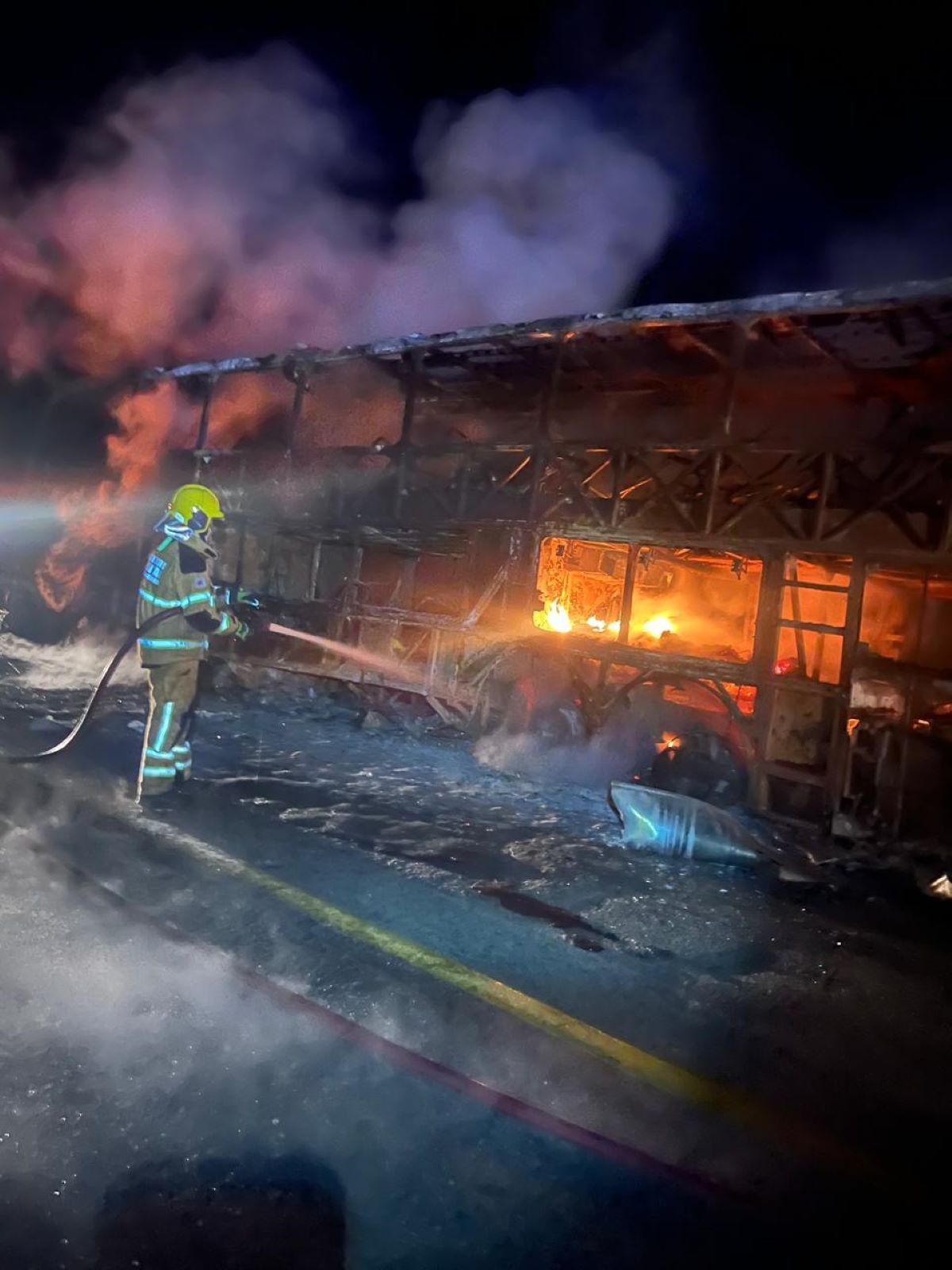 Ônibus de turismo que ia para Caldas Novas pega fogo após ser atingido por carreta na BR-262