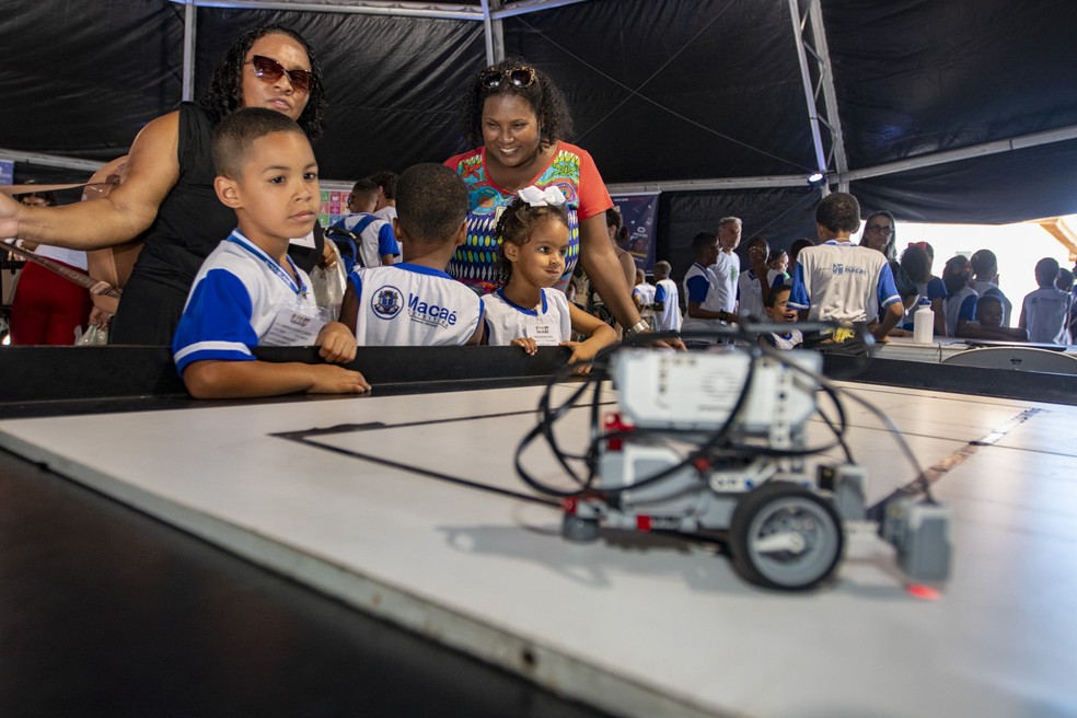 Crianças têm acesso ao mundo da robótica e competições com robôs no Espaço Geek na Flicmac, em Macaé — Foto: Bruno Campos/Prefeitura de Macaé