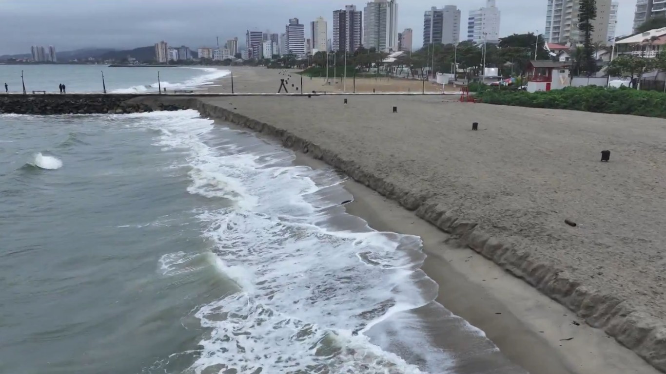 'Degrau' surge em faixa de areia dois meses após praia de SC passar pelo 4º alargamento em 27 anos 