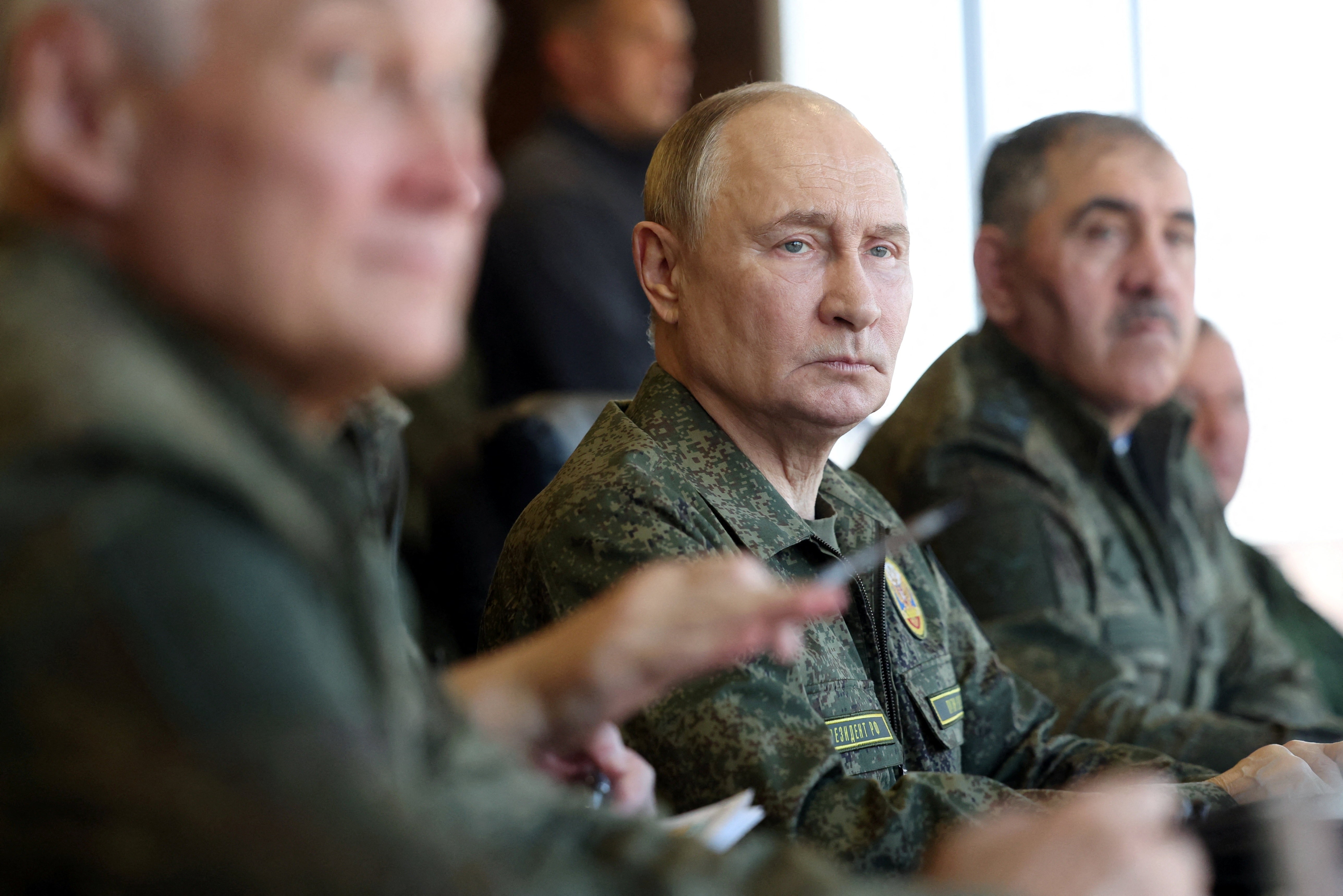 Putin aparece de farda militar para observar exercícios militares entre Rússia e Belarus