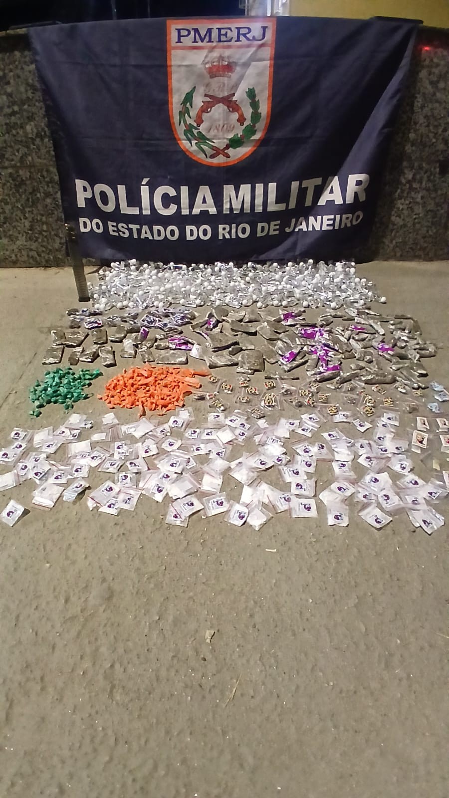 Troca de tiros entre suspeitos e policiais termina com drogas apreendidas em Paraty