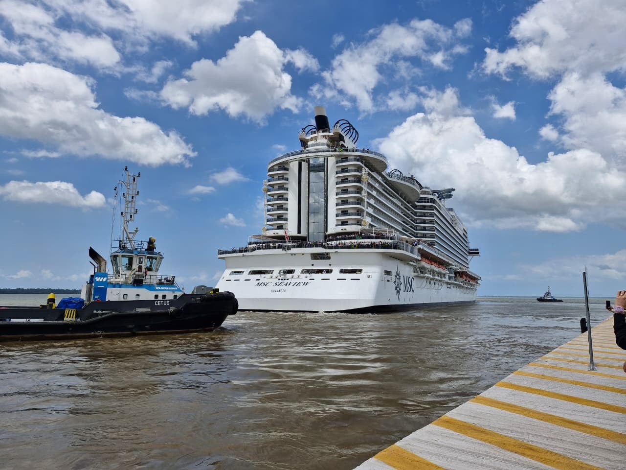 Navios de cruzeiro deixam Belém após COP 30, e despedida reúne população em Outeiro