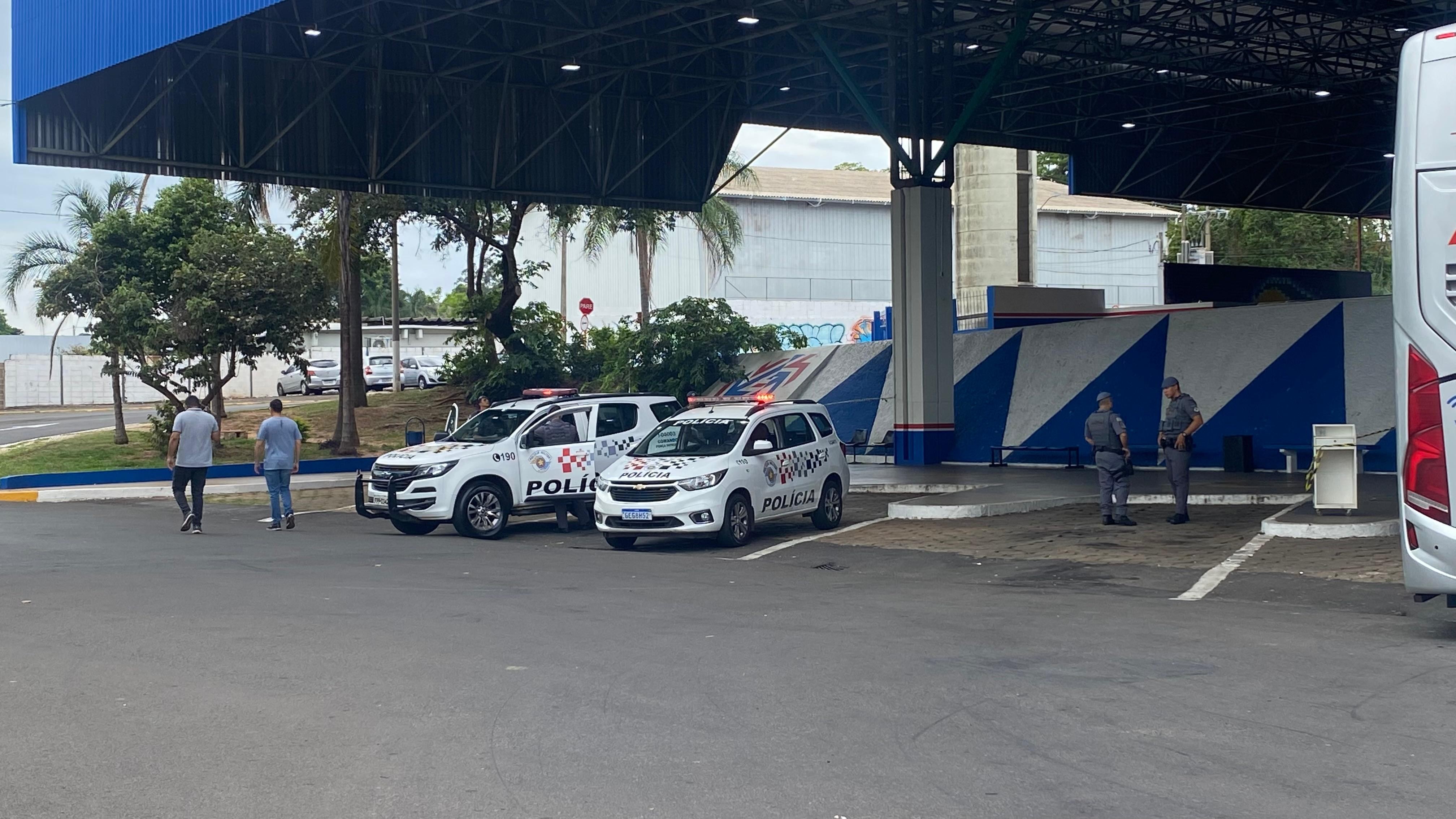 Homem esfaqueia a ex-namorada e atual companheiro dela na rodoviária de Bauru