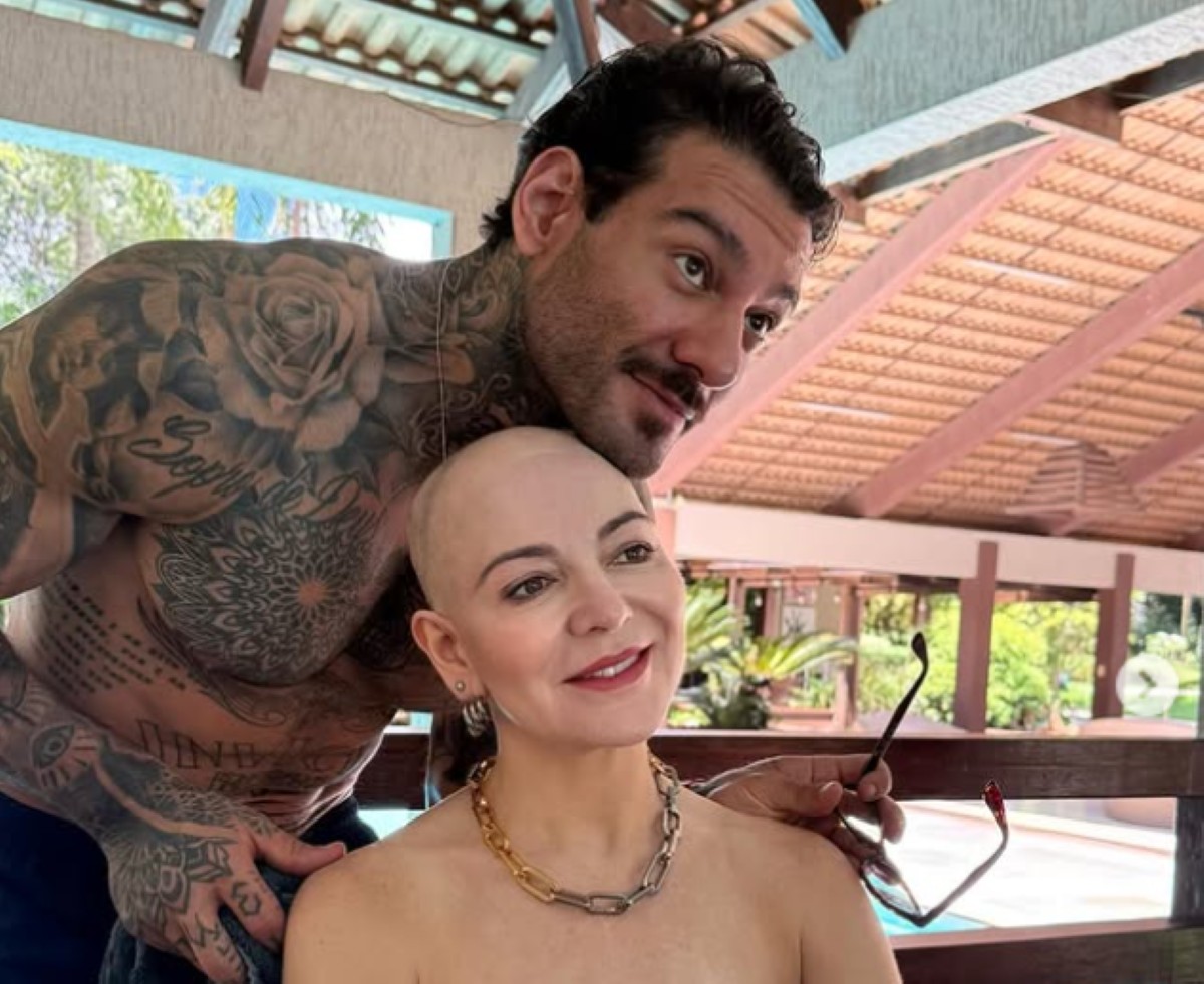 VÍDEO: em Uberlândia, Lucas Lucco raspa o cabelo da mãe, que luta contra doença autoimune