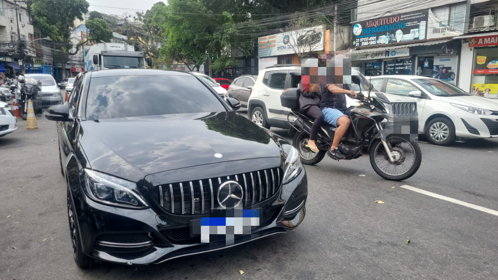 Tentativa de assalto a carros de luxo acaba em tiroteio com trabalhador ferido em São Cristóvão; VÍDEO mostra ação dos bandidos