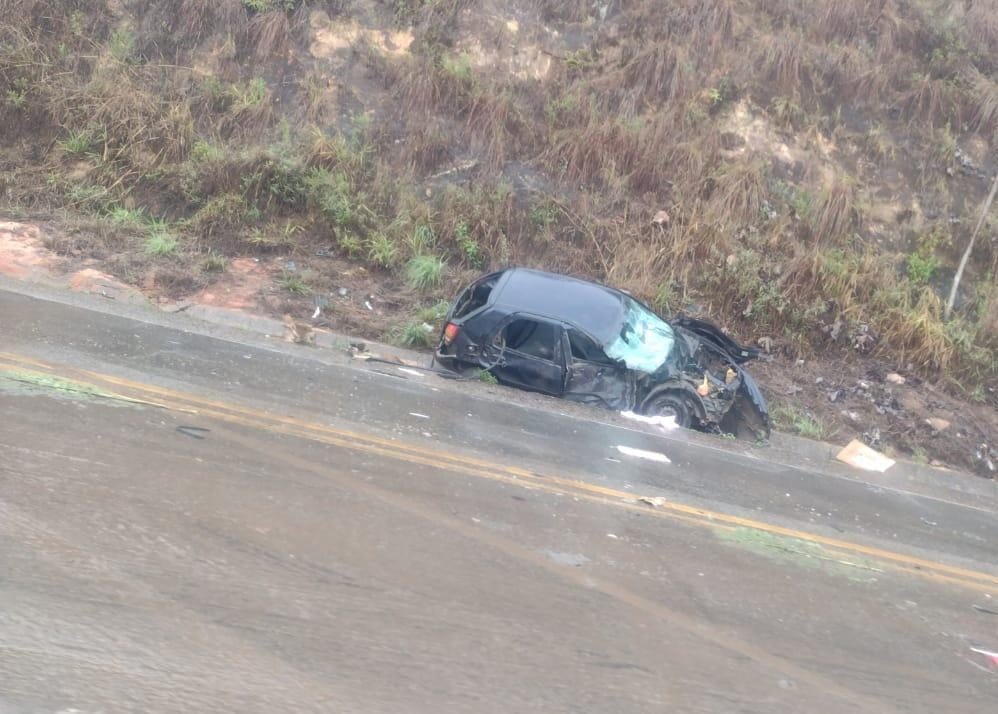 
Batida frontal entre carro e caminhão deixa feridos na BR-381, em Periquito