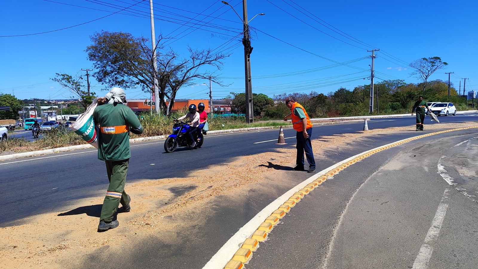 Óleo em trecho da Ladeira do Uruguai, em Teresina, provoca queda de seis motociclistas; um sofre fratura exposta 