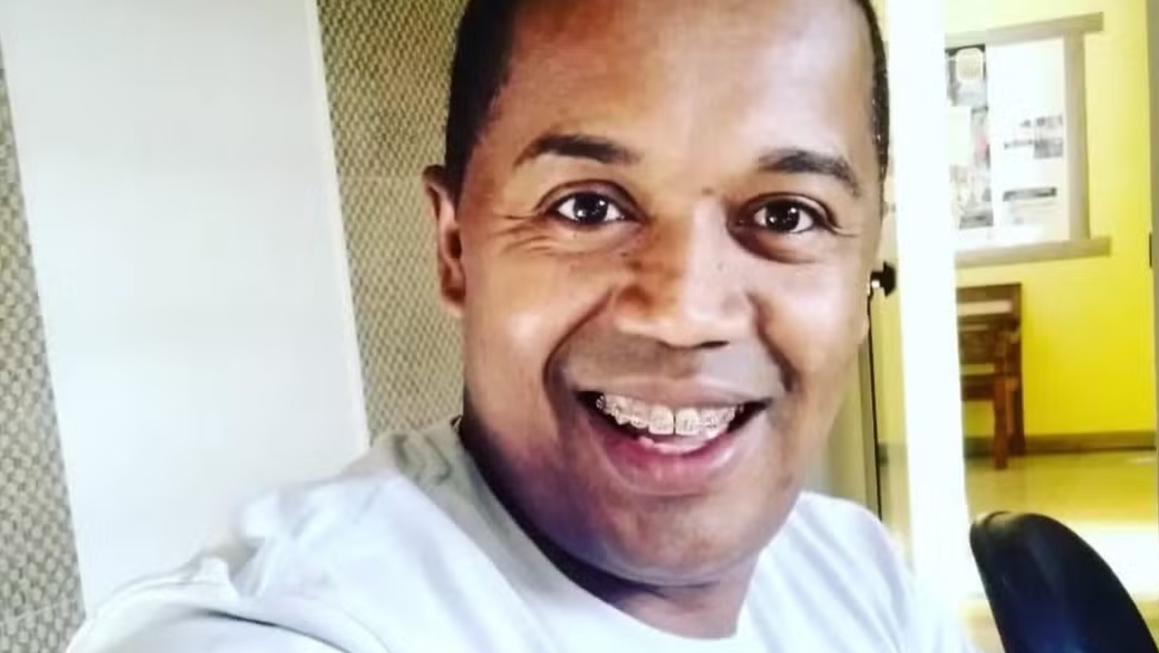 Corpo do professor que foi assassinado e enterrado em área de mata é sepultado em São Sebastião