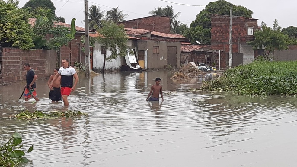 A Lagoa do Loteamento José Sarney, na Zona Norte de Natal, transbordou já na madrugada — Foto: Sérgio Henrique Santos/Inter TV Cabugi