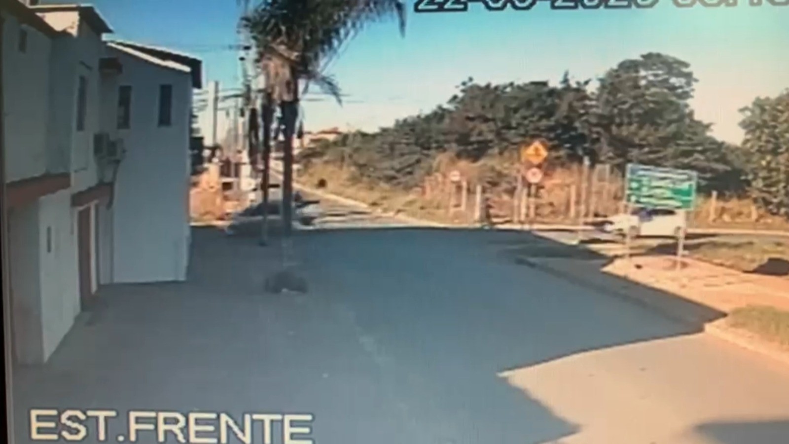 VÍDEO: Motociclista é arremessado e morre após motorista de carro sem CNH avançar sinal de “pare” na Bahia