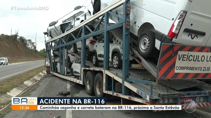 Engavetamento entre carreta-cegonha, caminhões e moto deixa uma