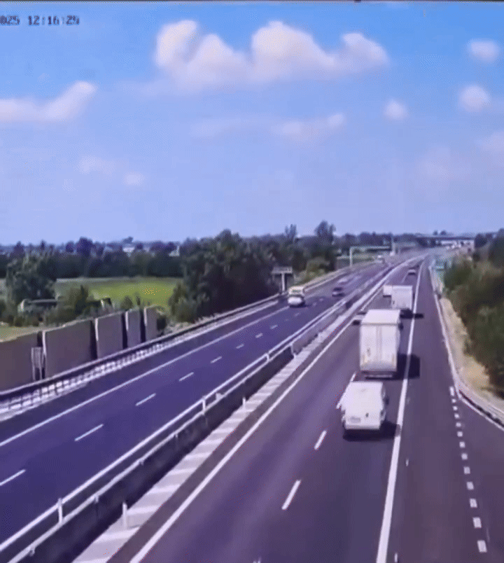 Acidente aéreo deixa 2 mortos na Itália; VÍDEO mostra ultraleve caindo no meio de estrada
