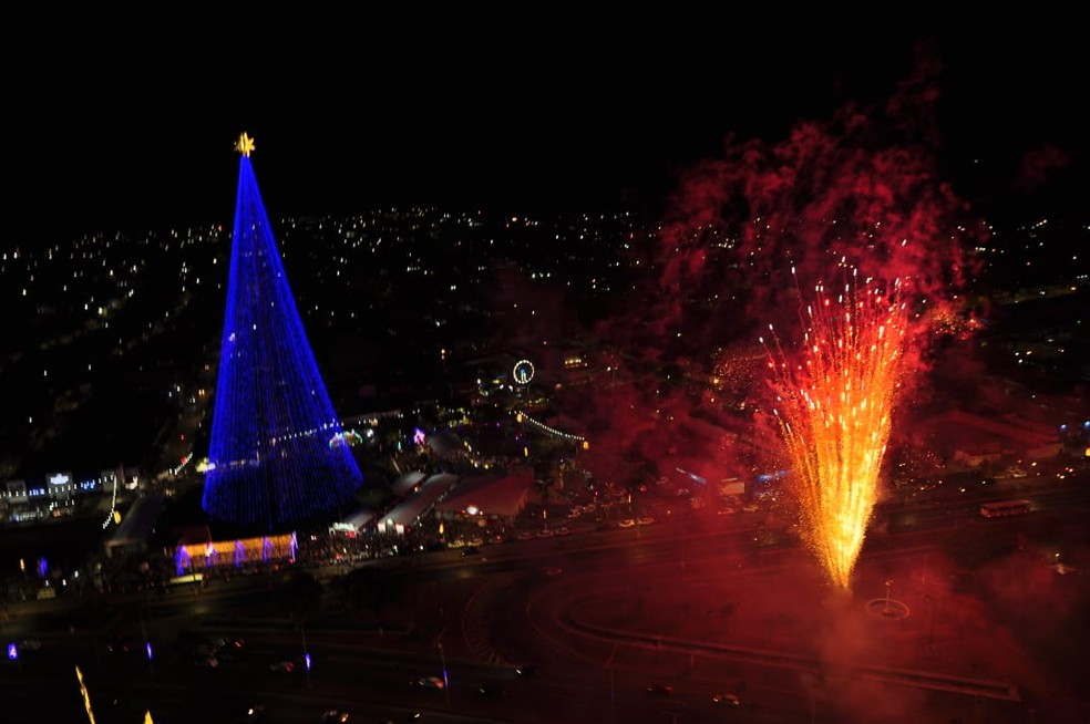 Com 110 metros, Árvore de Mirassol é acesa em Natal — Foto: Emanuel Amaral
