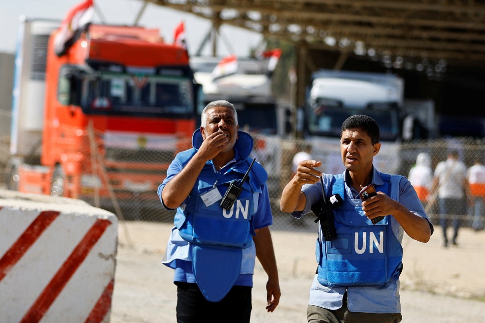 Caminhões com ajuda humanitária chegam à Faixa de Gaza, em 21 de outubro de 2023 — Foto: REUTERS/Ibraheem Abu Mustafa