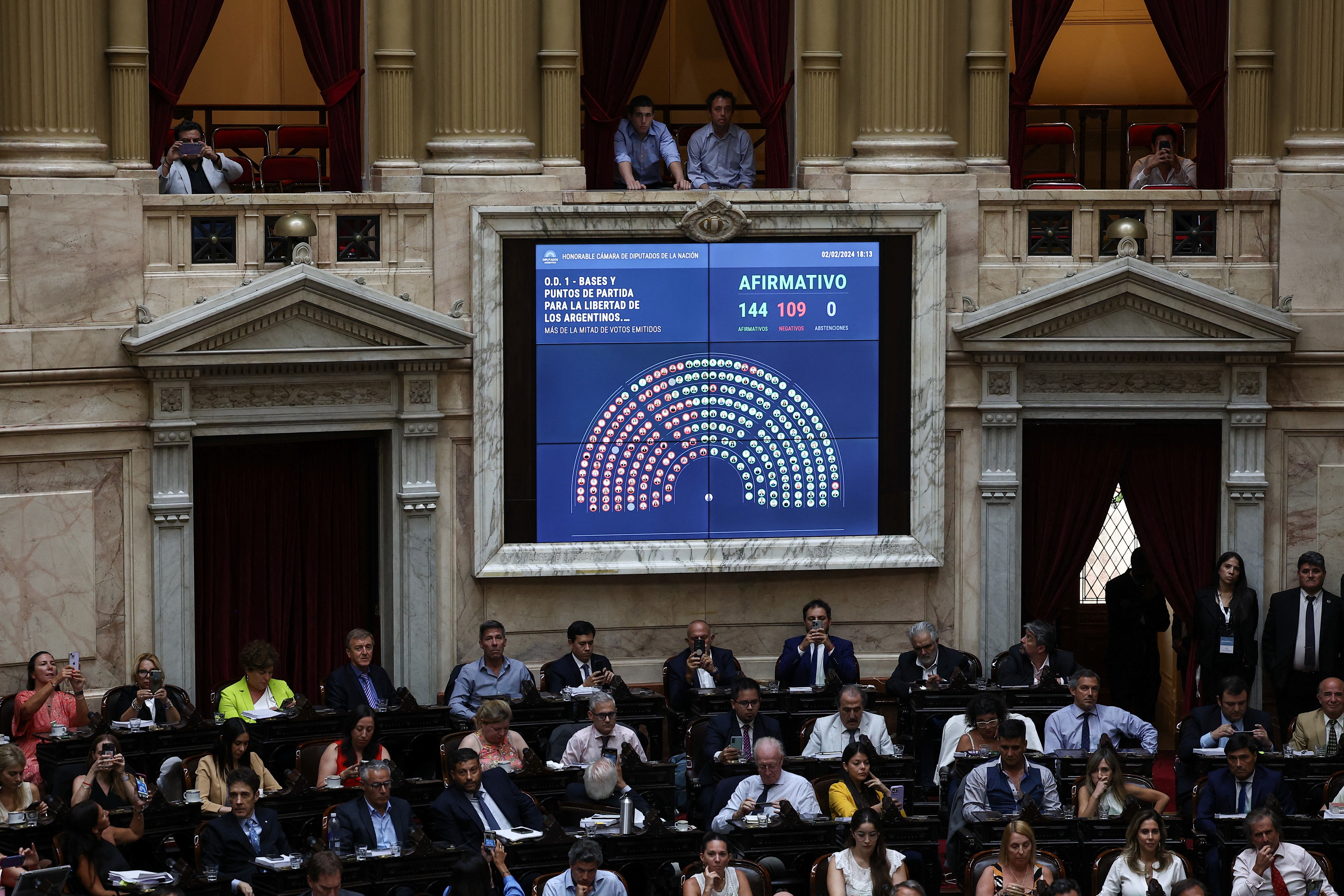 Deputados argentinos aprovam termos gerais da lei ‘ómnibus’ de Javier Milei