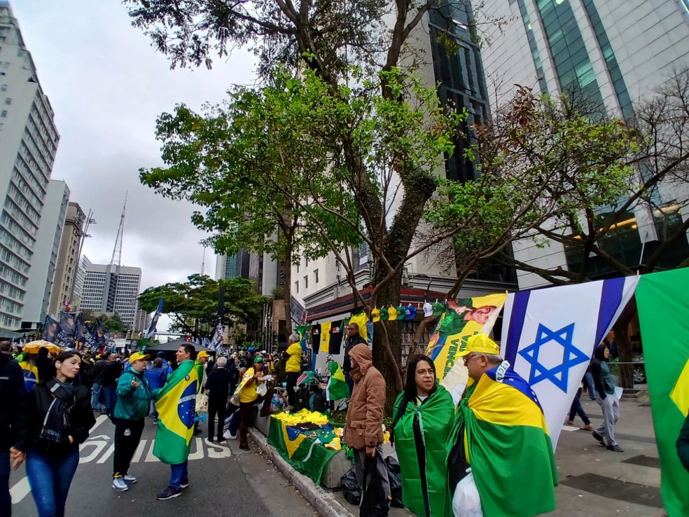 Apoiadores de Flávio Bolsonaro chegam para ato na Avenida Paulista nesta segunda-feira (7) — Foto: Gustavo Honório/g1