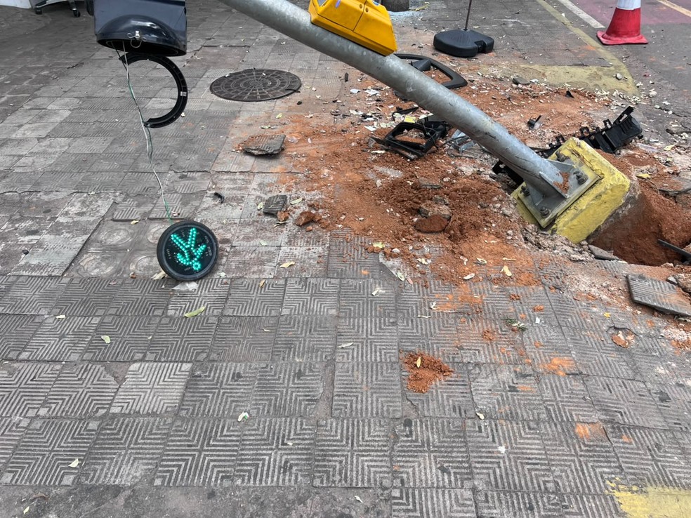 Carro capota após ser atingido por outro veículo no Centro de Governador Valadares — Foto: João Marcos Lima/Inter TV dos Vales