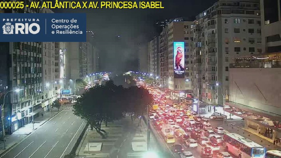 Trânsito fica congestionado na Avenida Princesa Isabel após incêndio — Foto: Reprodução/TV Globo