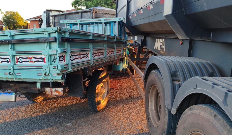 Caminhonete 'estaciona' após acidente com bitrem em Teodoro Sampaio — Foto: Pontal News/Imagem Cedida