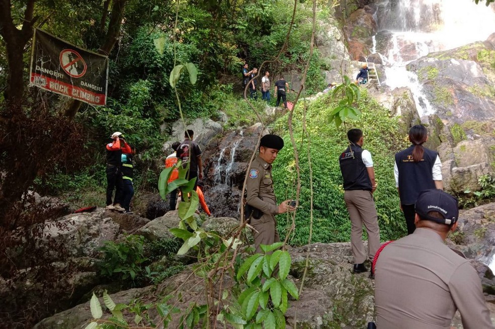 Socorristas durante resgate do corpo de turista francês morto em cachoeira ao fazer selfie — Foto: Handout / Na Mueang Rescue Unit Koh Samui Municipality / AFP