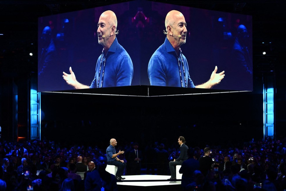 Jeff Bezos, fundador da Amazon, defende os investimentos maciços em IA na Tech Week 2025, que aconteceu em Turim, na Itália — Foto: MARCO BERTORELLO/AFP
