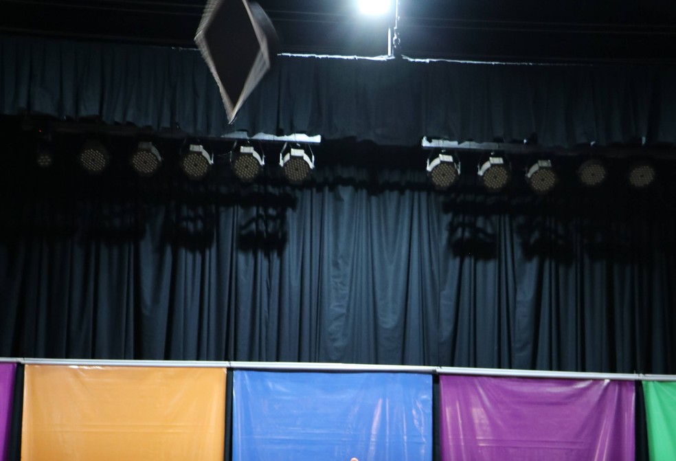 Isadora é a única a jogar para cima o capelo (chapéu de formatura) — Foto: Arquivo pessoal