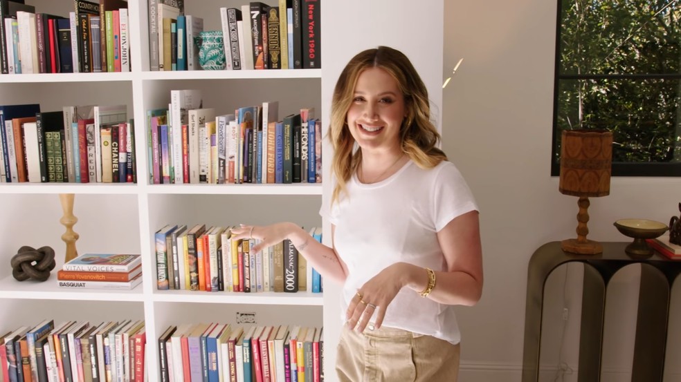 Ashley Tisdale mostra livros que comprou para decorar a casa — Foto: Reprodução/YouTube/ Architectural Digest