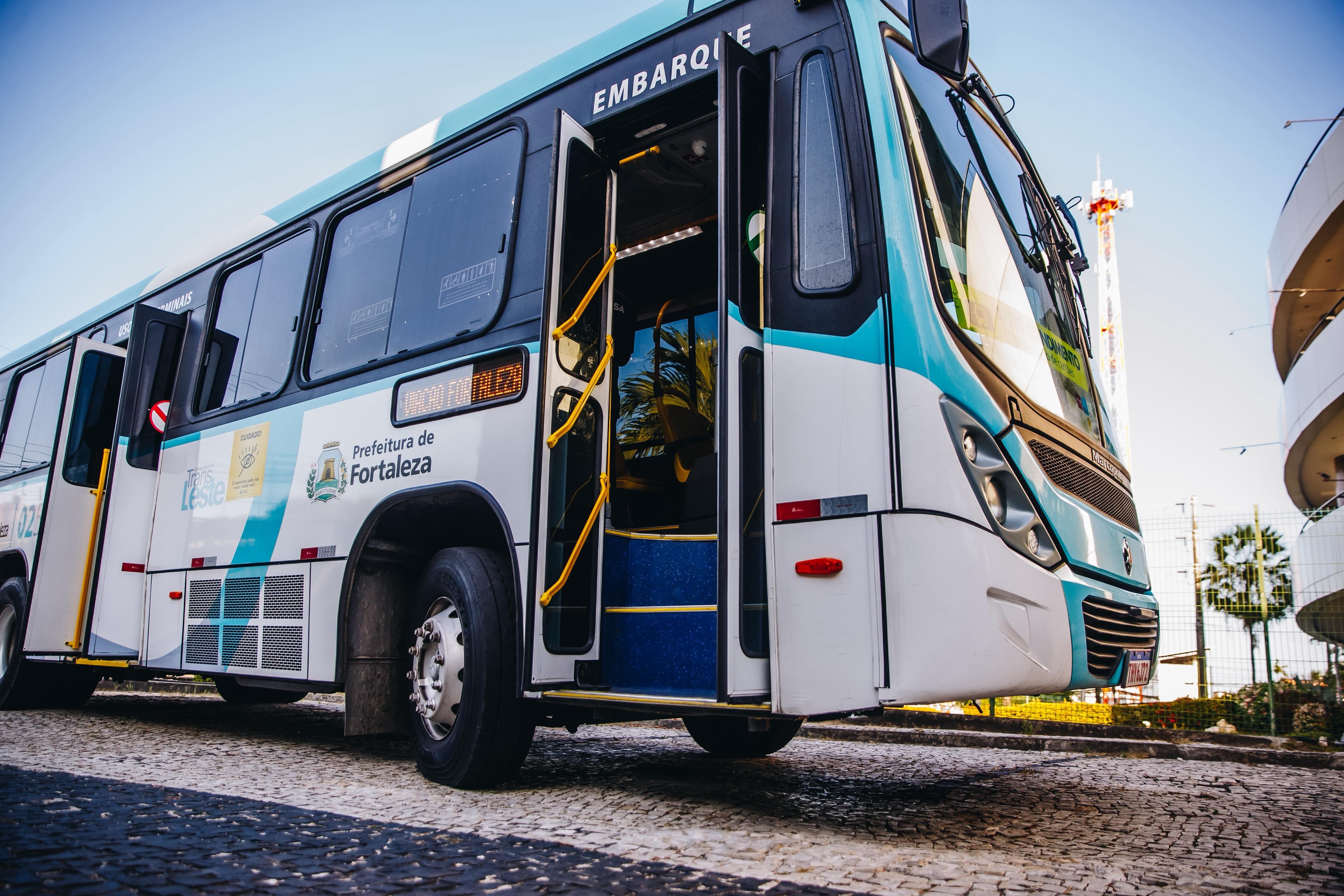 Evandro Leitão anuncia retorno de todas as linhas de ônibus suspensas em Fortaleza 
