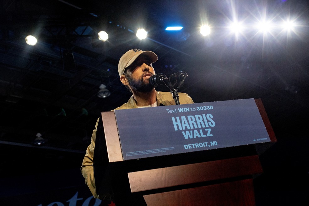 Eminem apresenta o ex-presidente dos EUA, Barack Obama, antes de ele subir ao palco durante um evento de campanha para a candidata presidencial democrata e vice-presidente dos EUA, Kamala Harris, na primeira semana de votação antecipada em Detroit, Michigan, EUA, em 22 de outubro de 2024. — Foto: Emily Elconin/REUTERS