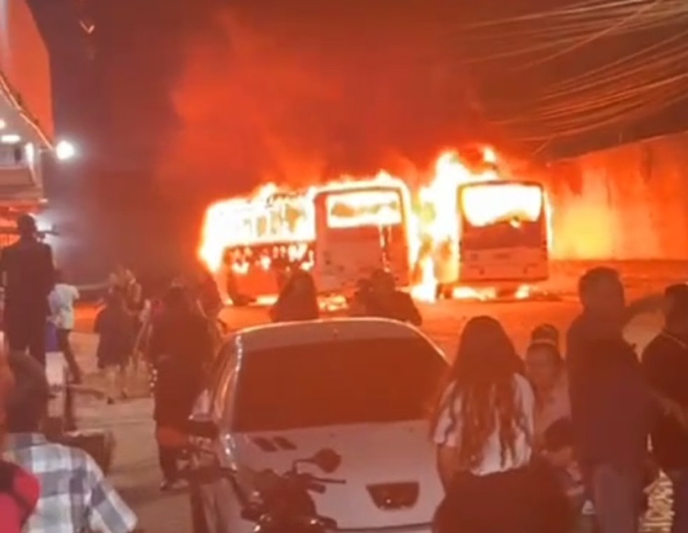 Ônibus incendiados no bairro Felipe Camarão, em Natal — Foto: Reprodução