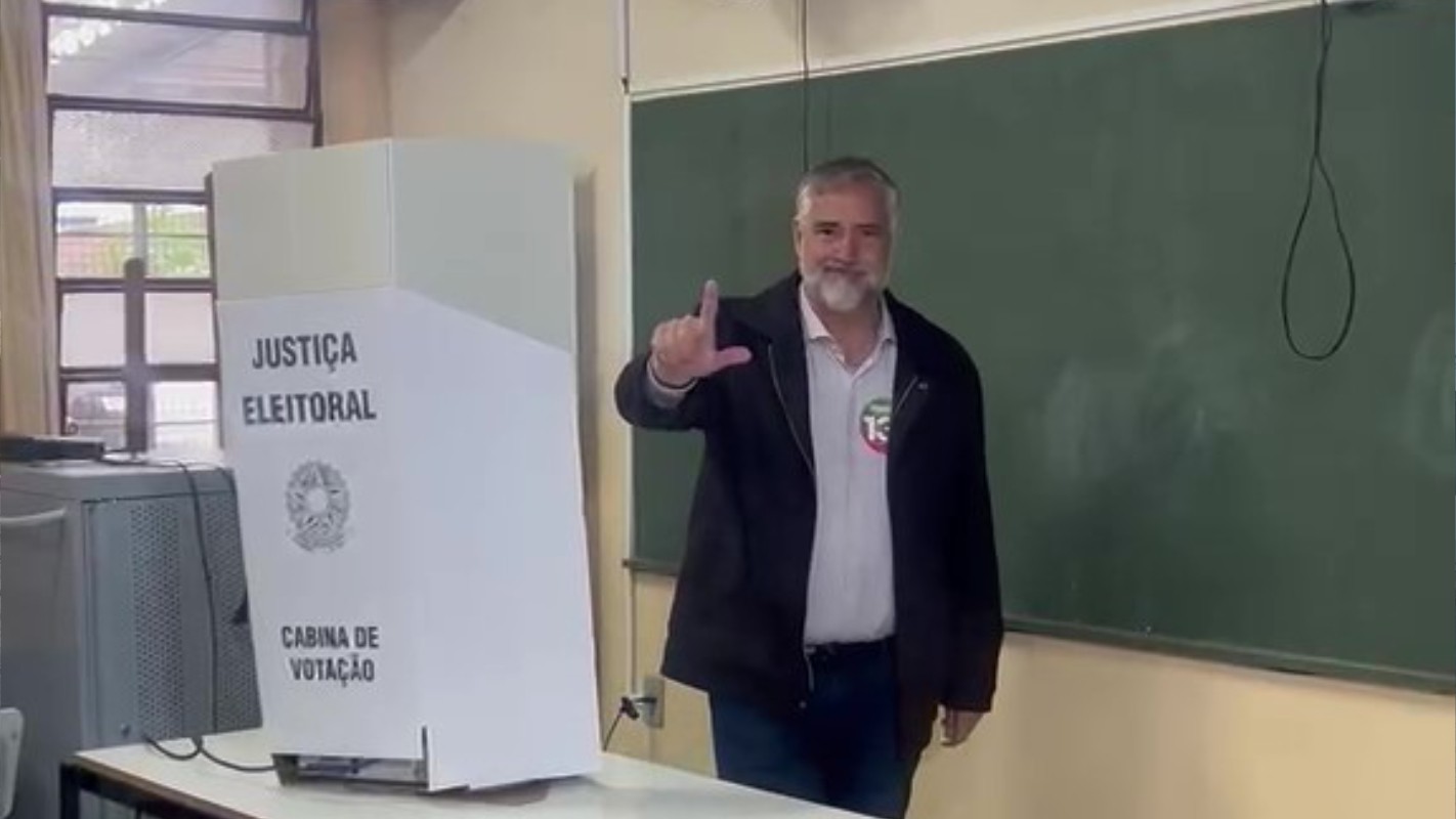 Pimenta (PT) vota em Santa Maria