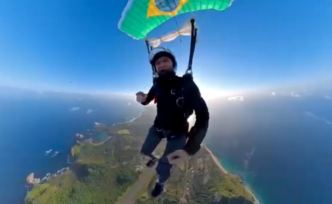 
Waldonys comemora 54 anos com salto de paraquedas em Fernando de Noronha; veja VÍDEO