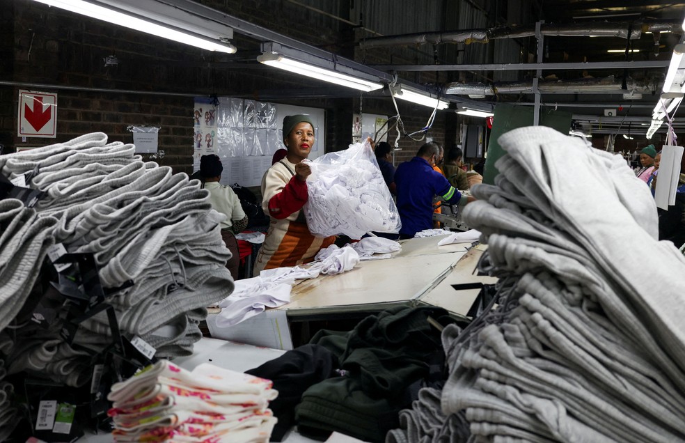Nthabiseng Mphou, uma trabalhadora, desempenha suas funções na fábrica da Quantum Apparel nos arredores de Maseru, capital do Lesoto — Foto: REUTERS/Siphiwe Sibeko