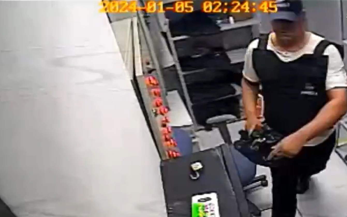 Ex-vigilante entra uniformizado em agência da Caixa e furta armas para se vingar após ser demitido, diz polícia