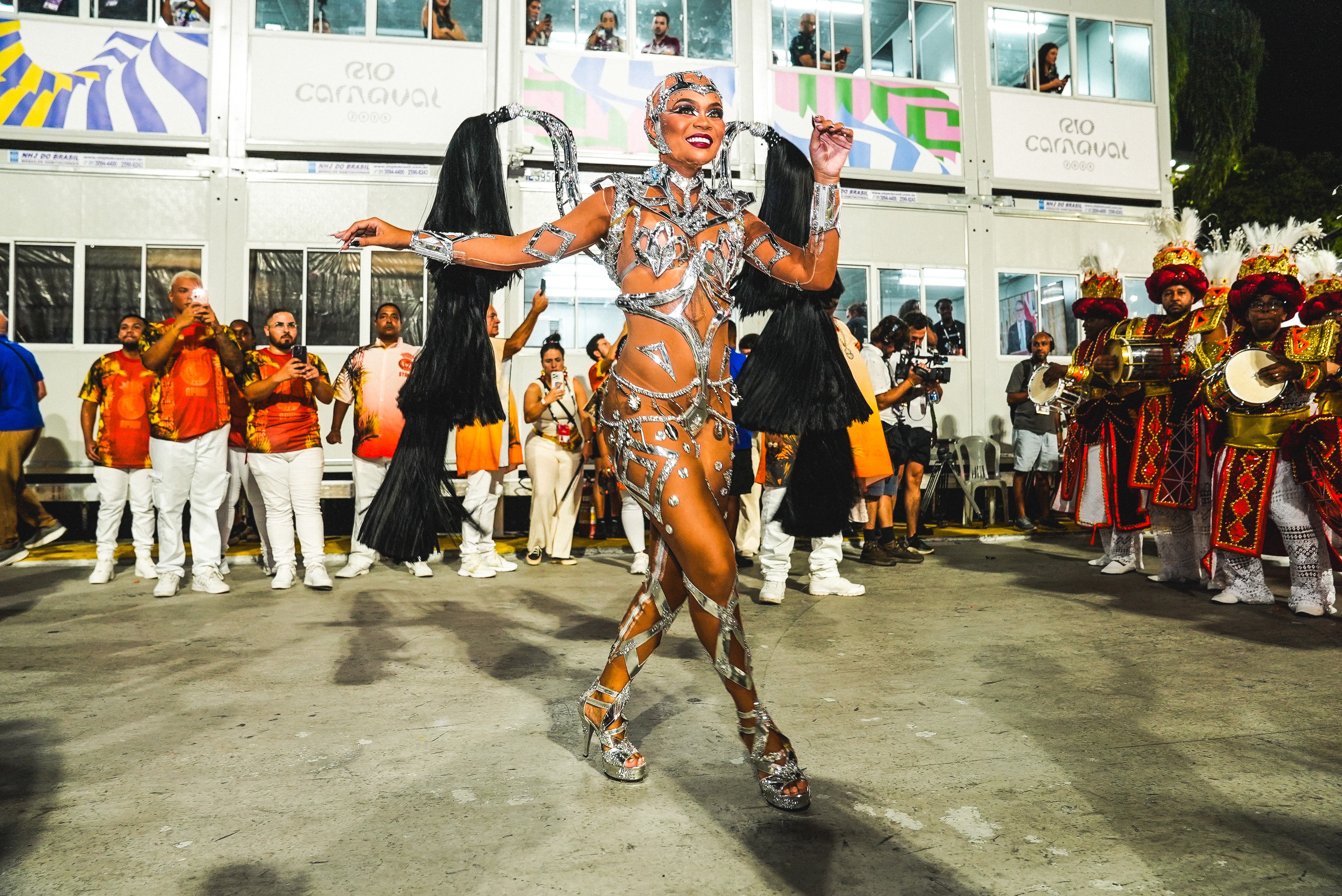 FOTOS: veja as rainhas, musas e madrinhas de bateria da 1ª noite de desfiles do Grupo Especial no RJ
