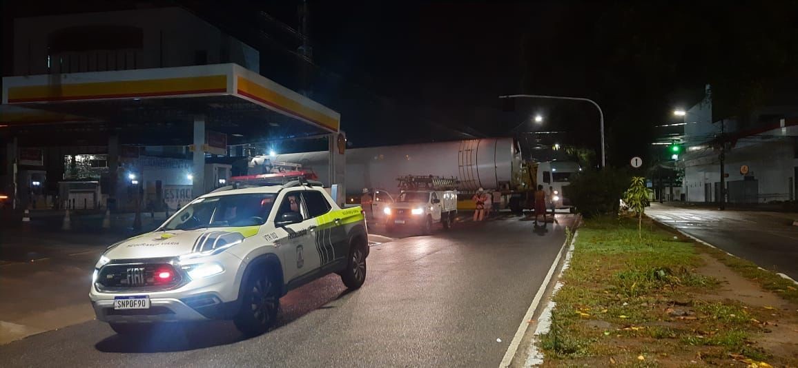 Operação para retirar carreta de João Pessoa é iniciada, mas veículo só percorre 1,5km em uma noite