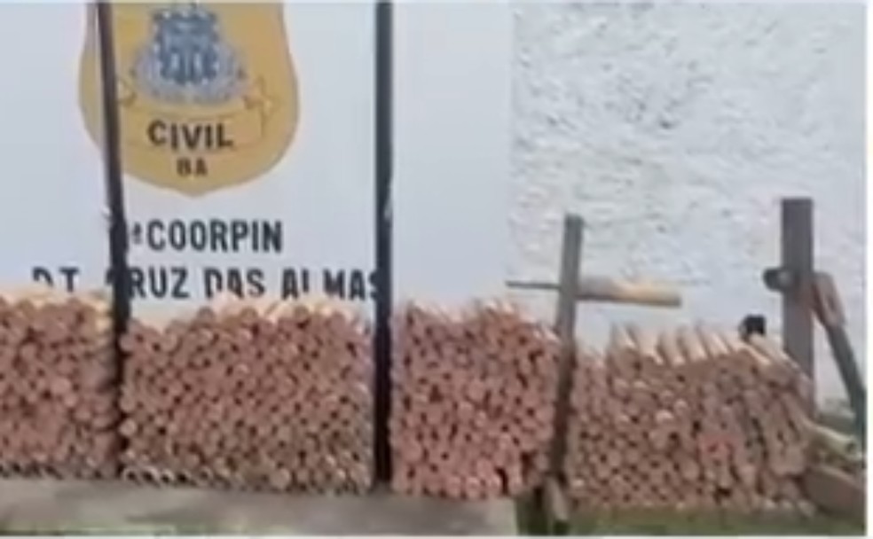 Mais de 500 espadas são apreendidas em Cruz das Almas — Foto: Reprodução/TV Bahia