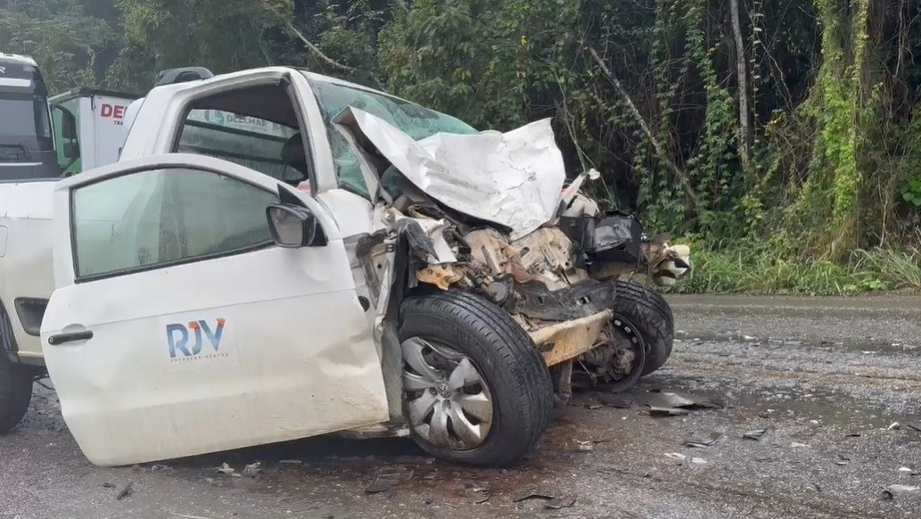 Motorista de 41 anos morre após batida entre dois carros e uma carreta no sul da Bahia