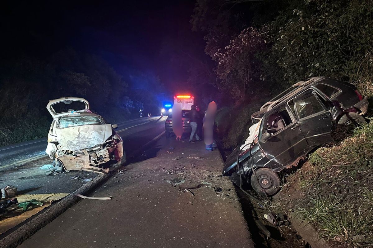 Carros batem de frente, um passageiro morre e outras quatro pessoas ficam feridas na BR-153, no Paraná