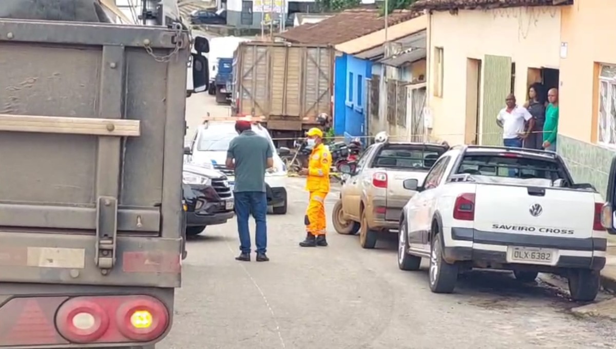 Mulher morre após ser atingida por carreta enquanto pedalava em Guanhães
