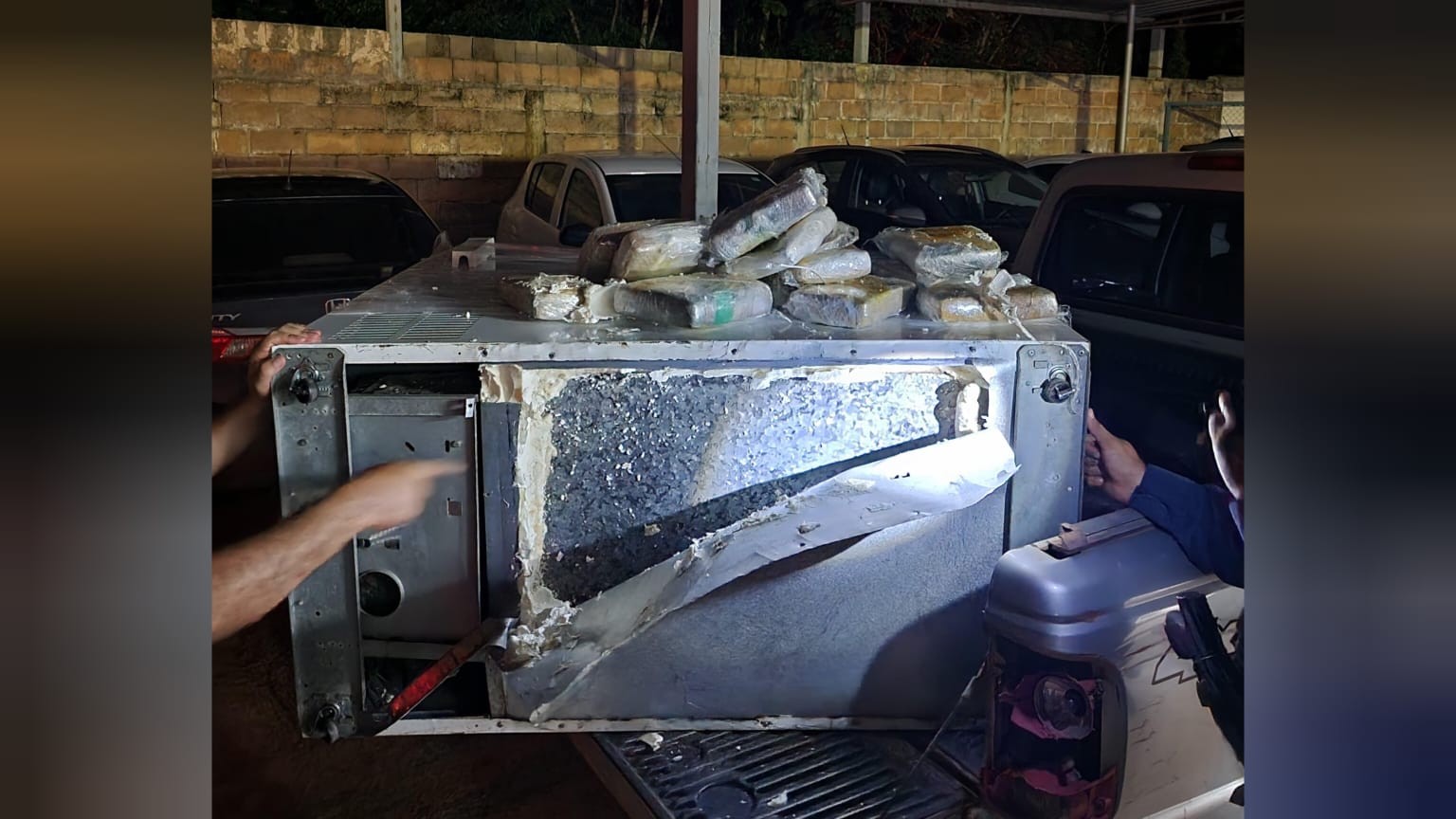 Em Santarém, ação da PM e PRF apreendem mais de 13 kg de maconha em fundo falso de freezer
