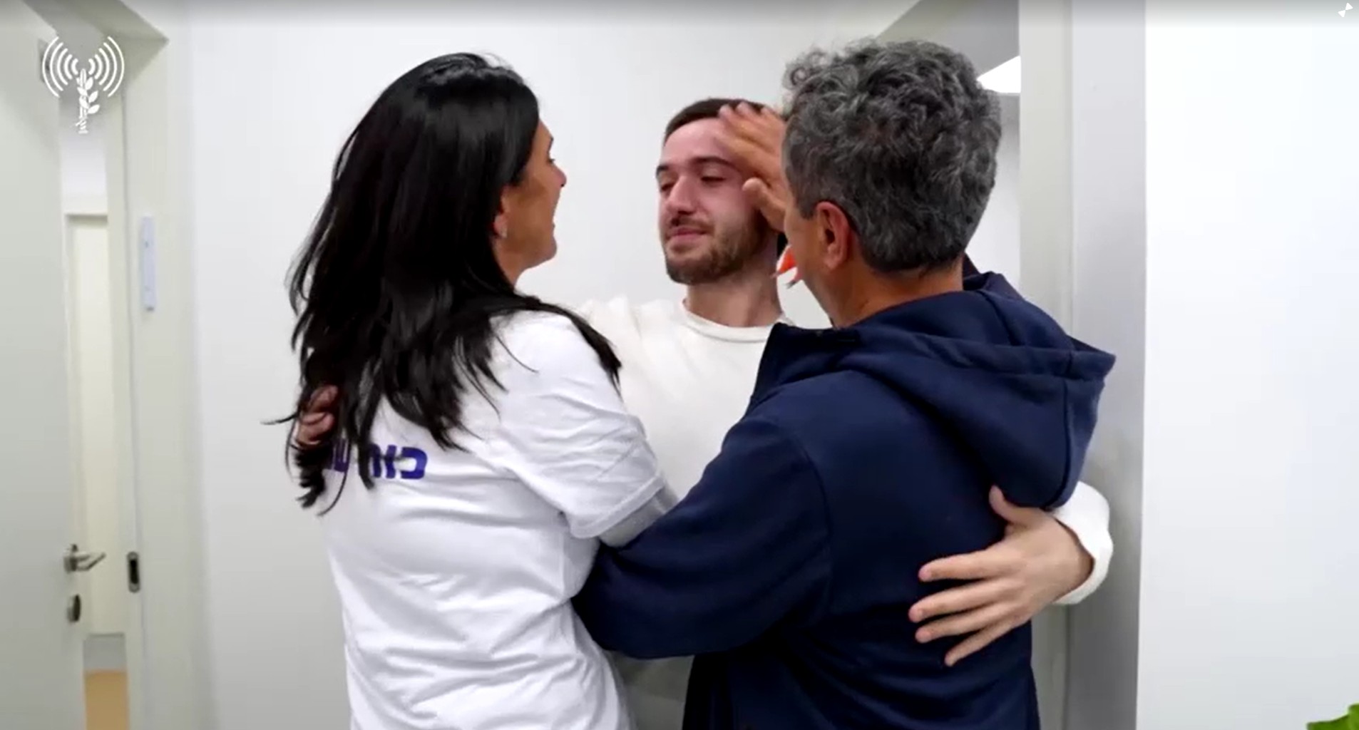 'Sonhei tanto com isso, vocês não têm ideia', diz refém em reencontro com os pais em Israel; veja reações