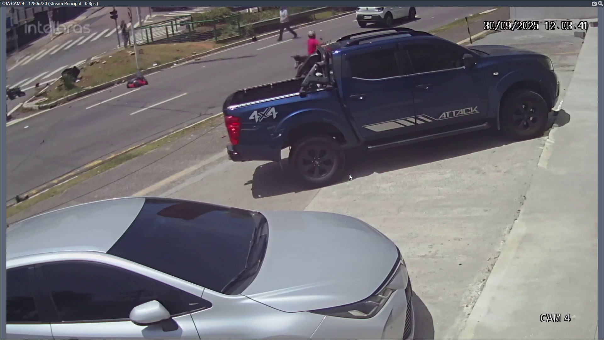 VÍDEO: motociclista fica gravemente ferido após bater contra canteiro em avenida de Jundiaí