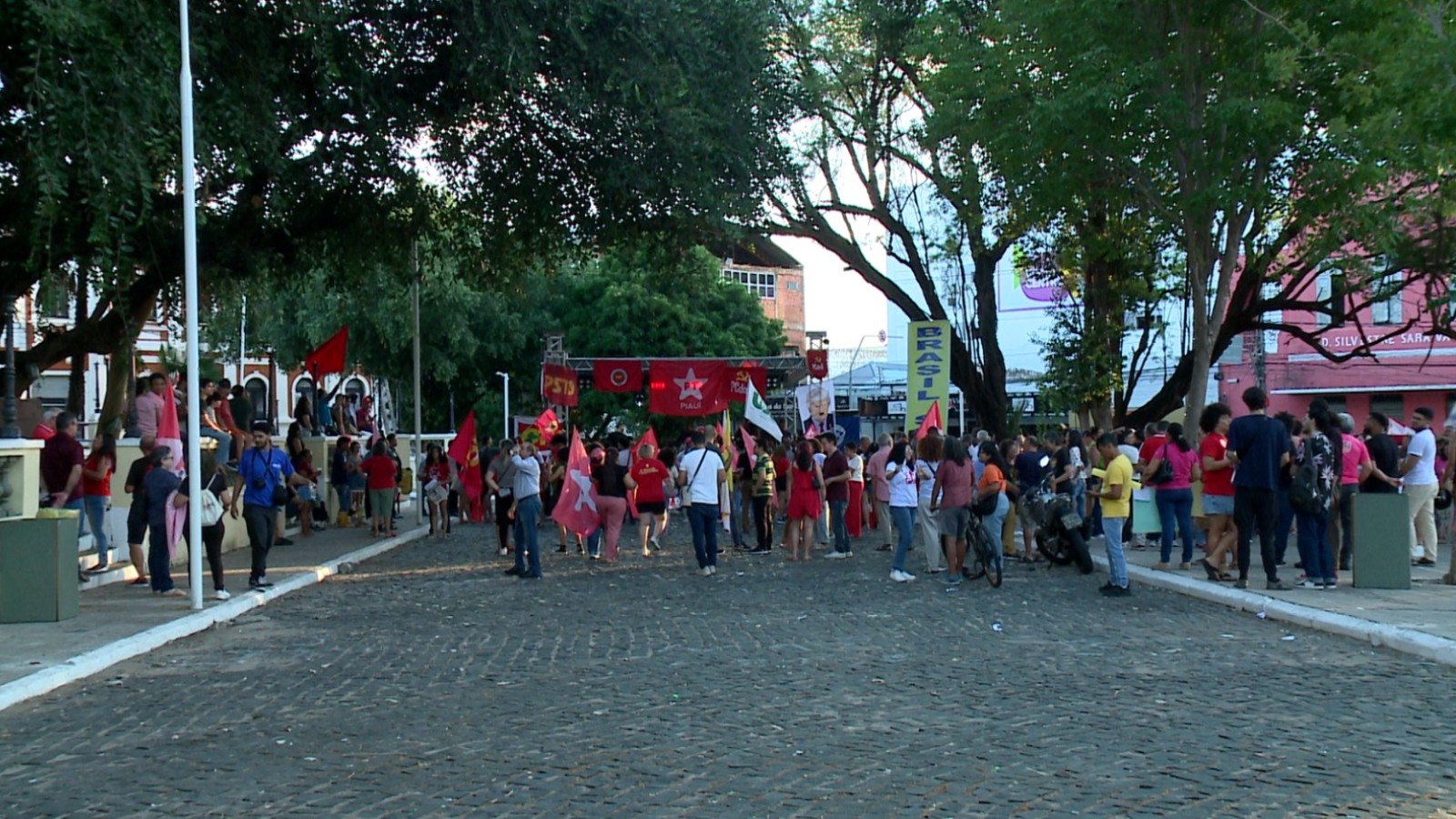 8 de janeiro: ato pela democracia reúne manifestantes no Centro de Teresina
