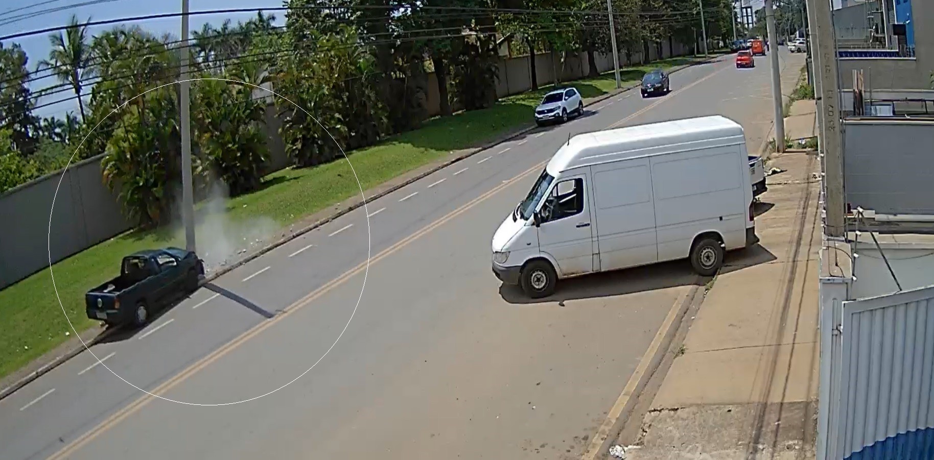 VÍDEO: câmera flagra batida de carro contra poste em avenida de Piracicaba; veja